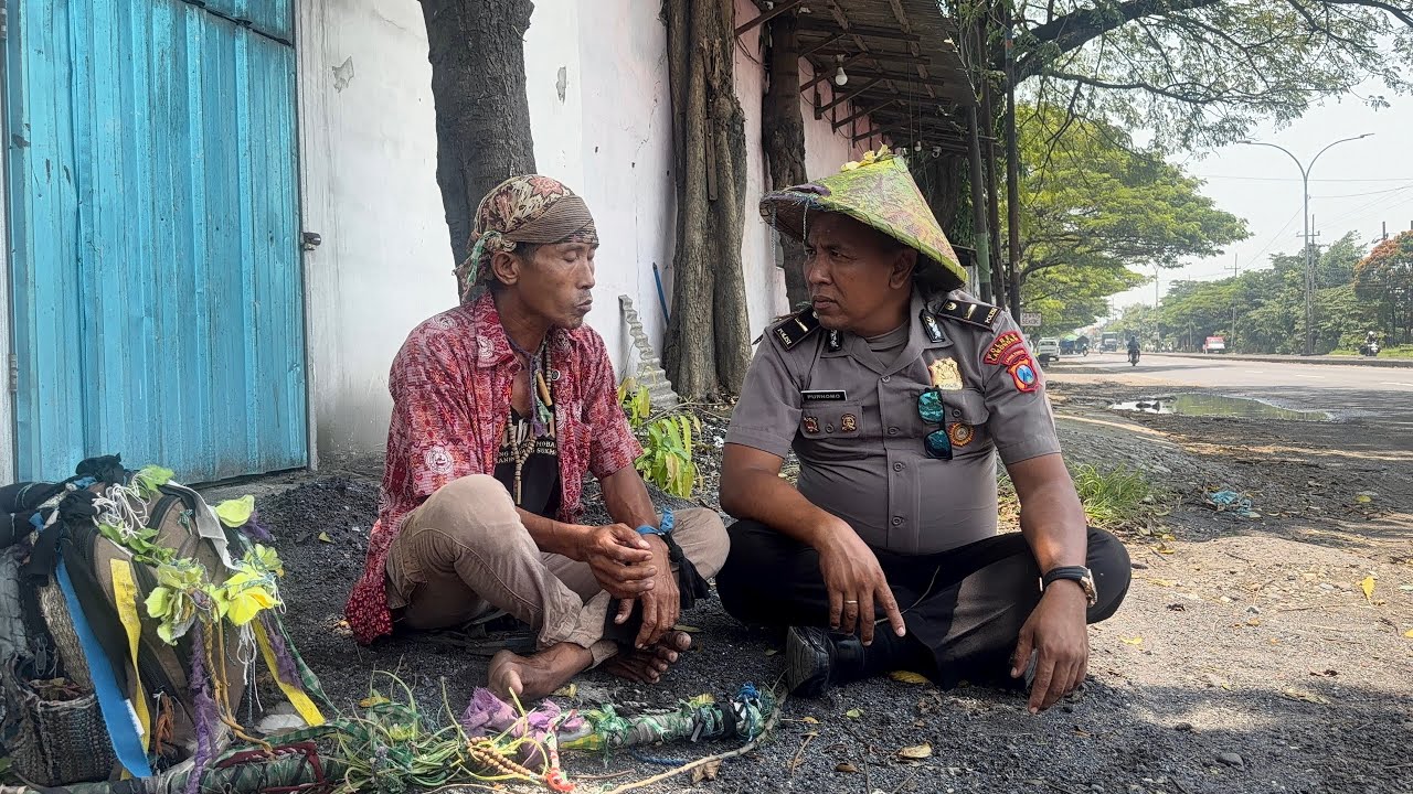 BERPAKAIAN ANEH SEPERTI ODGJ,TAPI BAHASANYA PINTAR SEKALI BIKIN TERTAWA,KADANG NYAMBUNG KADANG TIDAK