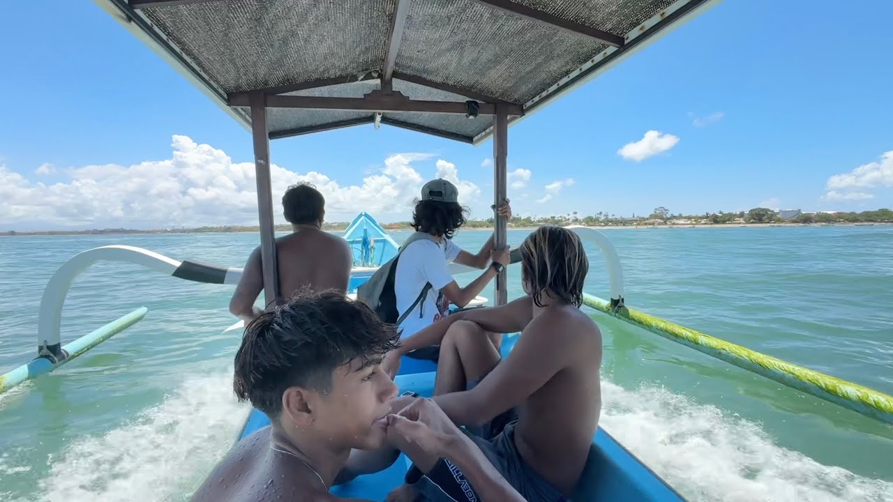 ボートに乗ってサーフィン行ってきた🚣