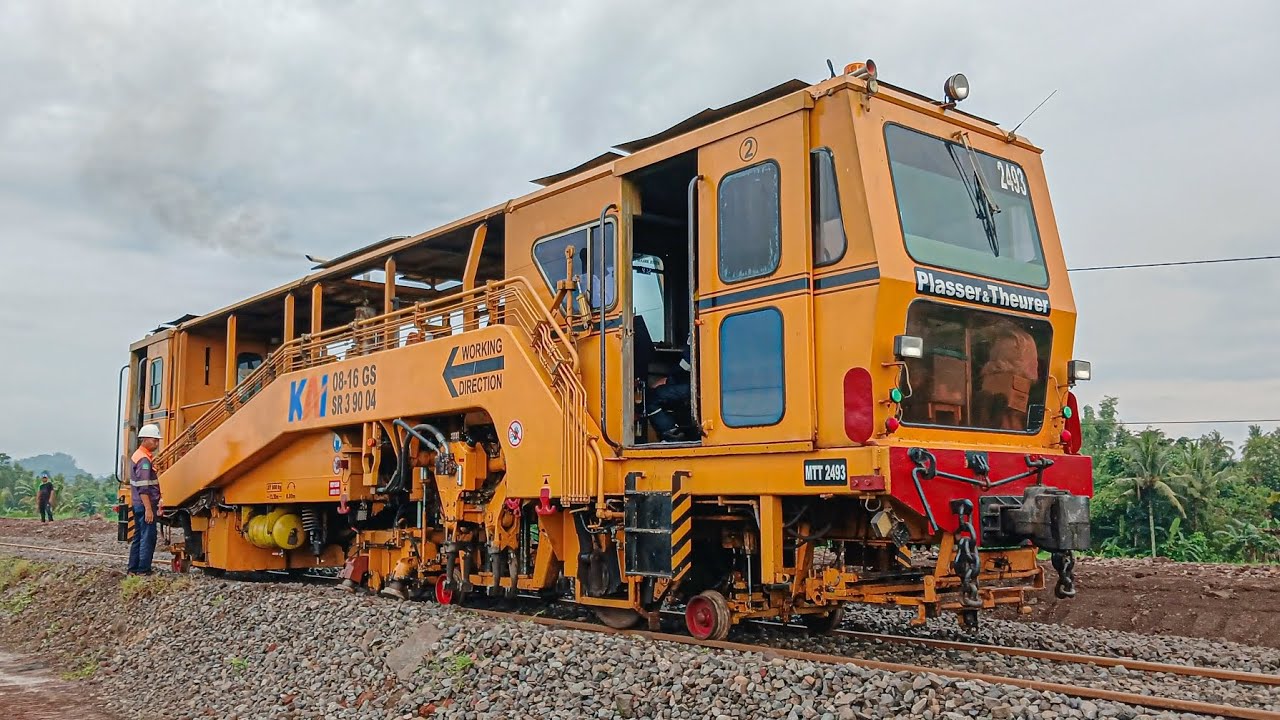 Proses Perbaikan Jalur Kereta Api Menggunakan Kereta Perawat Jalan Rel Daop 9 Jember #keretaapi 