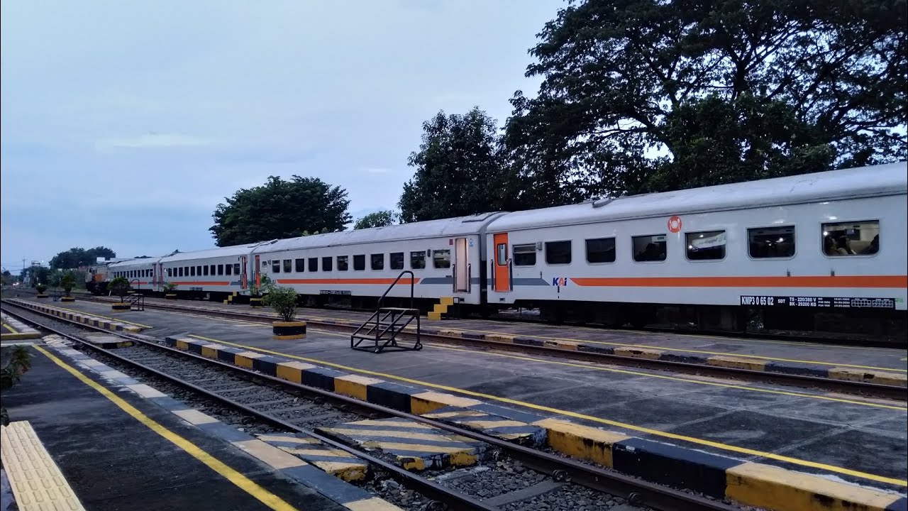 Hanting kereta api di stasiun Tanggulangin 