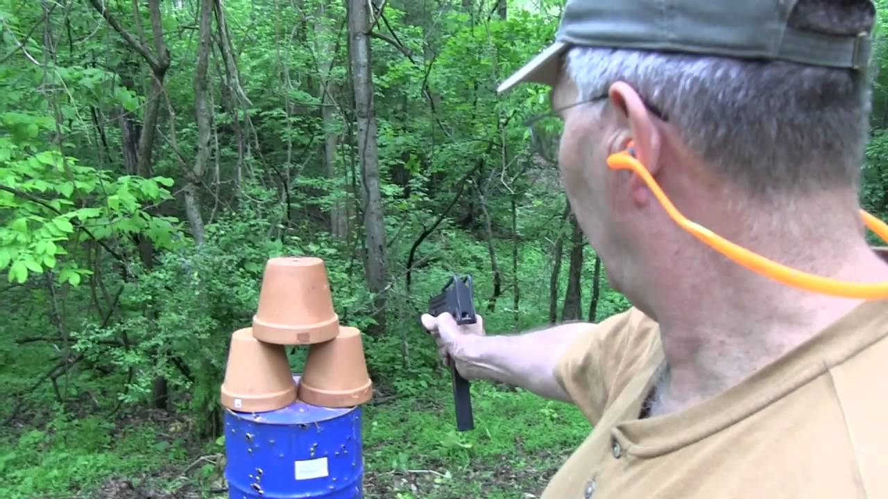 Курение марихуаны с помощью MAC 11