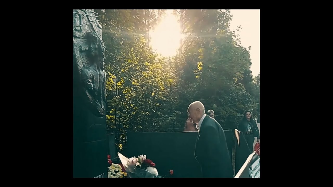 Отец Виктора Цоя на могиле сына (15.08.2025) Богословское кладбище | Санкт-Петербург |