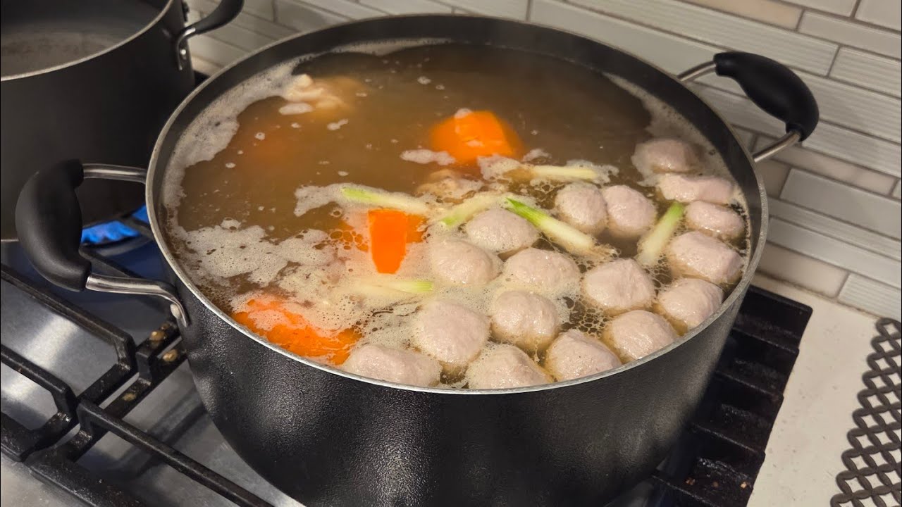 Cambodian Cooking,  Making Phnom Penh Soup, Dry Noodles 