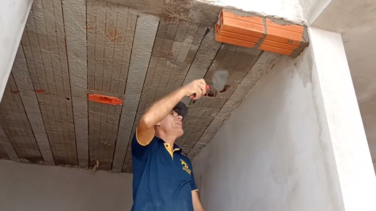 Pedreiro desafia   fisica e gravidade !  mostrou que e possivel colocar tijolos de cima para baixo !