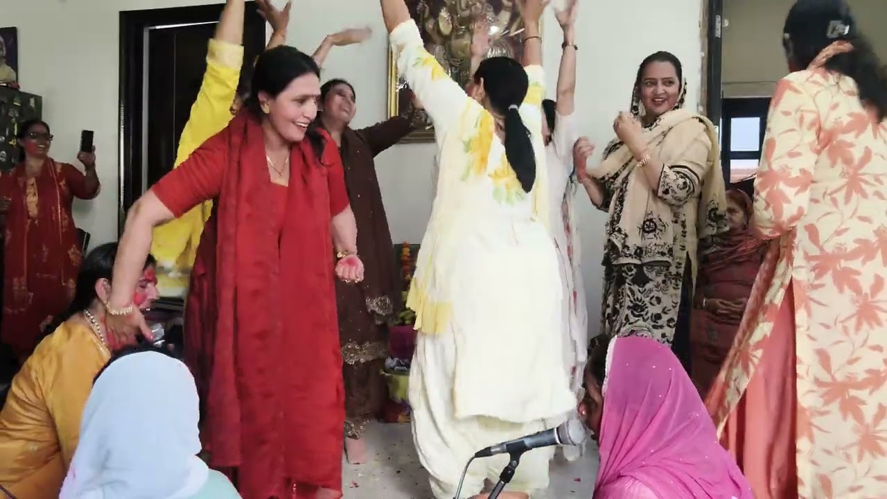 होली के भजन पर पूरे सेक्टर की लुगाया ने तोड़ कर दिया 😘 नाचन में इतना गुलाल लगा दिया उतरा कोनी