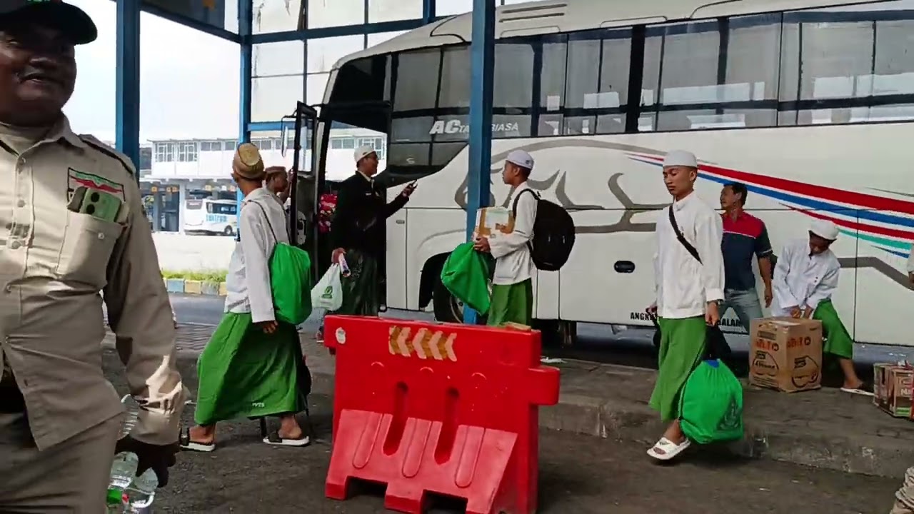pulangan santri banin pondok pesantren Sidogiri , liburan Ramadhan, terminal Arjosari @kotamalang
