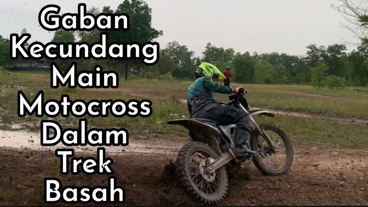Gaban kecundang Main motocross electric dalam trek basah