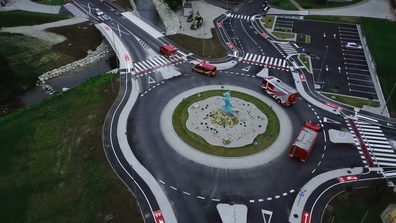 Gasilci PGD Kozje z vozili obkrožili novo krožišče v Kozjem
