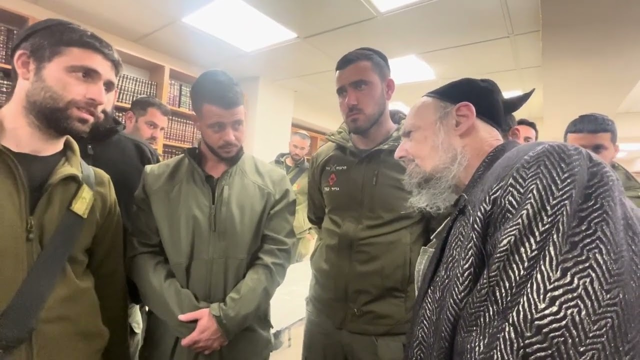 הרב דב קוק מחזק את לוחמי גולני שחזרו מהקרב ברצועת עזה