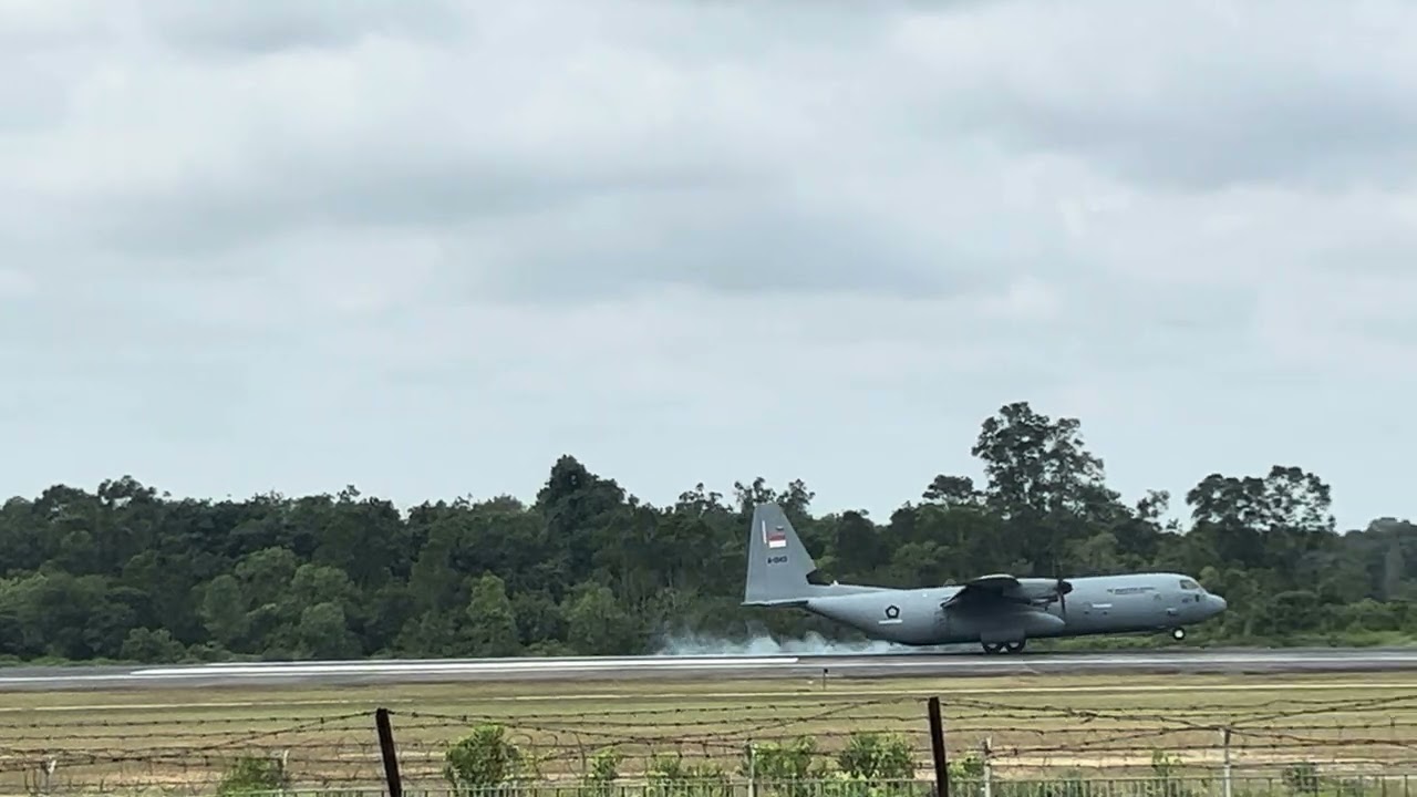 Moment langka! Pesawat Hercules TNI AU landing dengan sempurna 🇮🇩✈️