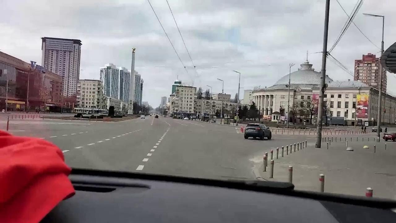 Kiev, strade vuote e paura: la città spettrale dopo l'attacco