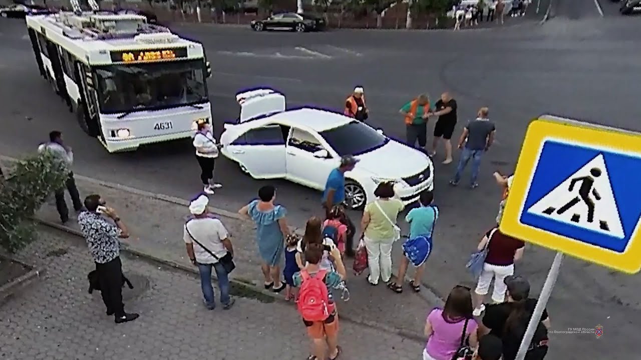В центре Волгограда подрались водитель троллейбуса и иномарки