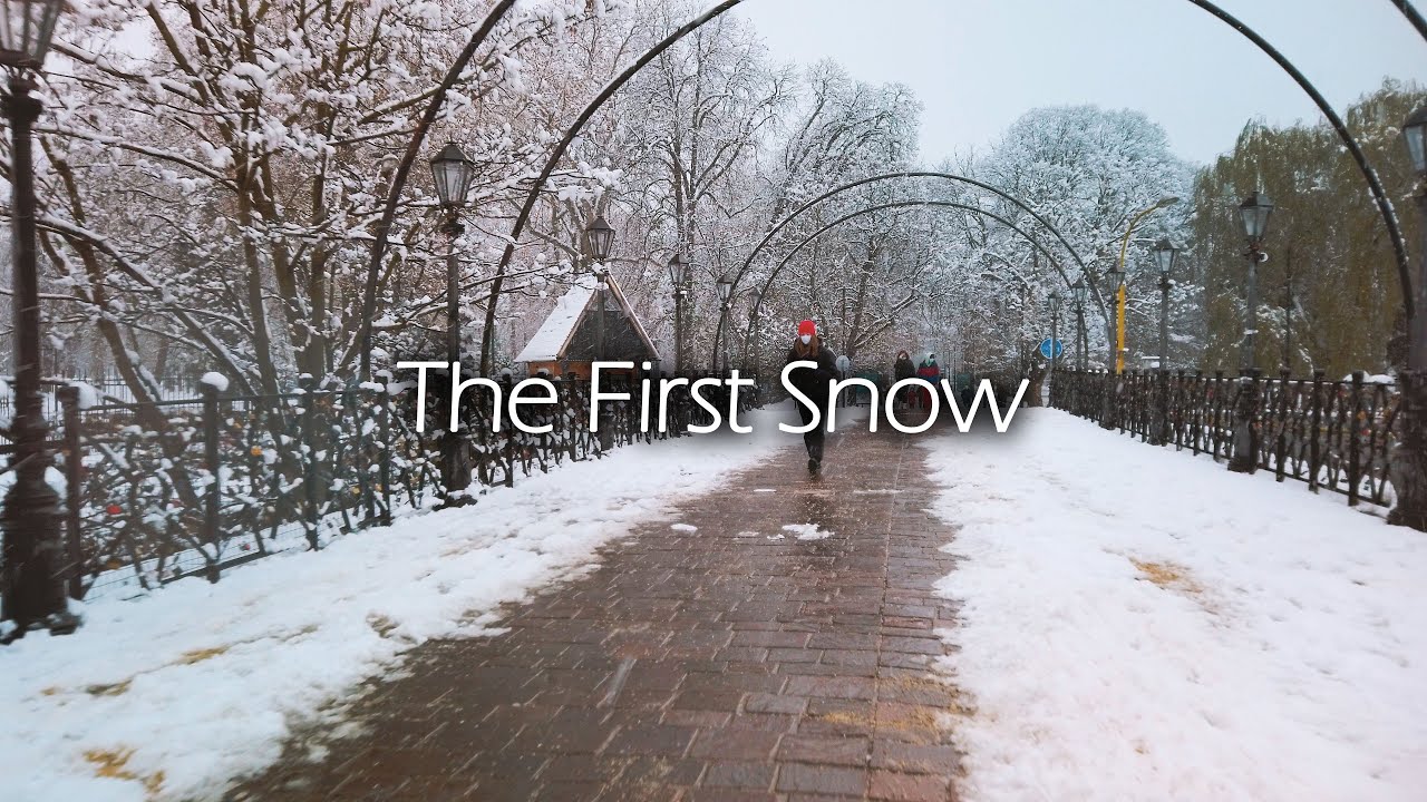 Walking in the first snow shower of the year | (Relaxing Binaural City Sounds for Sleep) ASMR