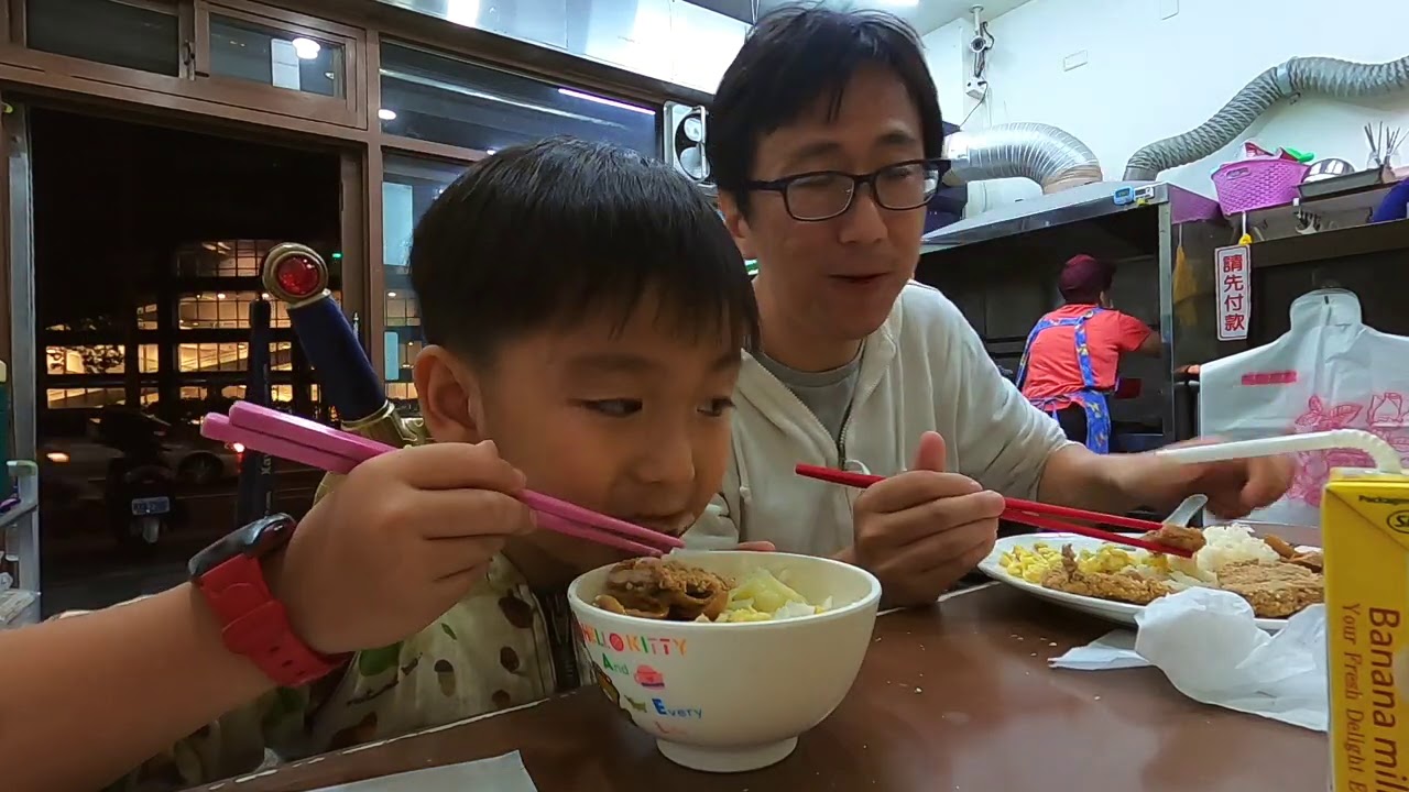 這餐沒有媽媽..爸爸自己帶孩子吃排骨飯