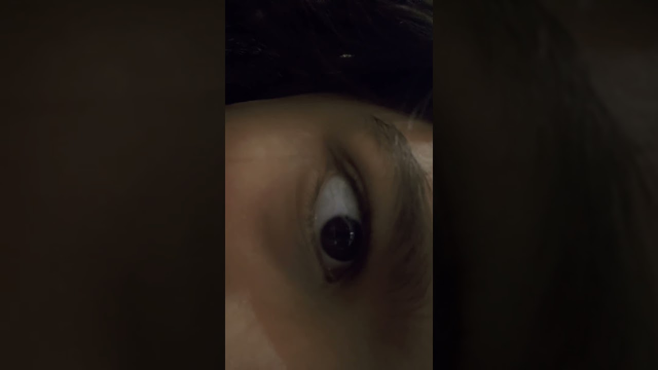 How are people getting viral because of there eye color
