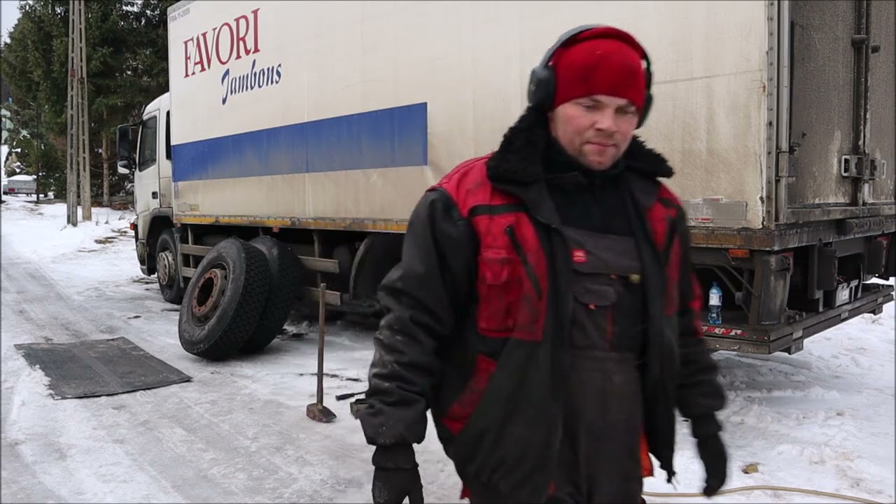 Volvo FM9 i oberwane mocowanie mostu napędowego . Naprawa w Piekielnej G&oacute;rze dała mi solidny wycisk.