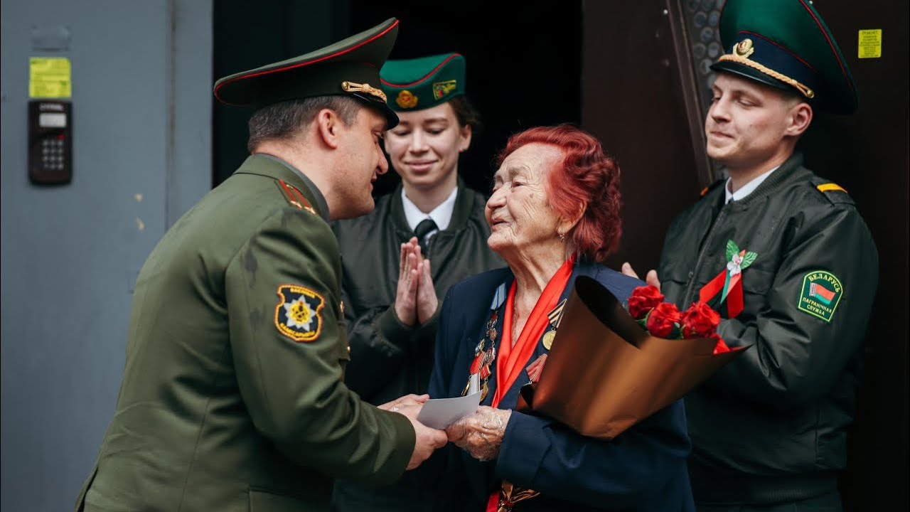 С оркестром и овациями.  В Первомайском районе столицы торжественно поздравили ветеранов ВОВ