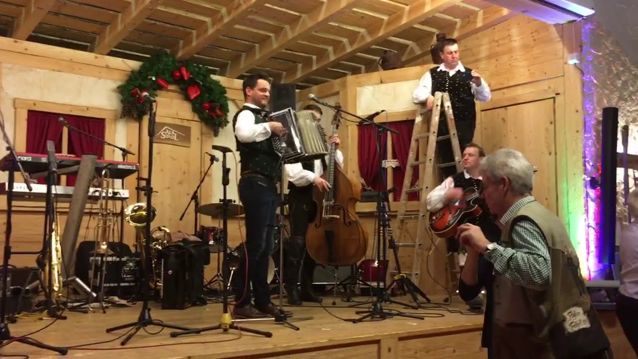Okrogli Muzikanti & Florian Pfitzer spielen „Ob Koncu Tedna“ (Am Wochenende)
