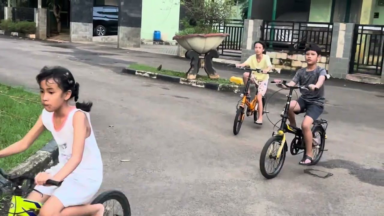 Raja Bermain Sepeda Bersama