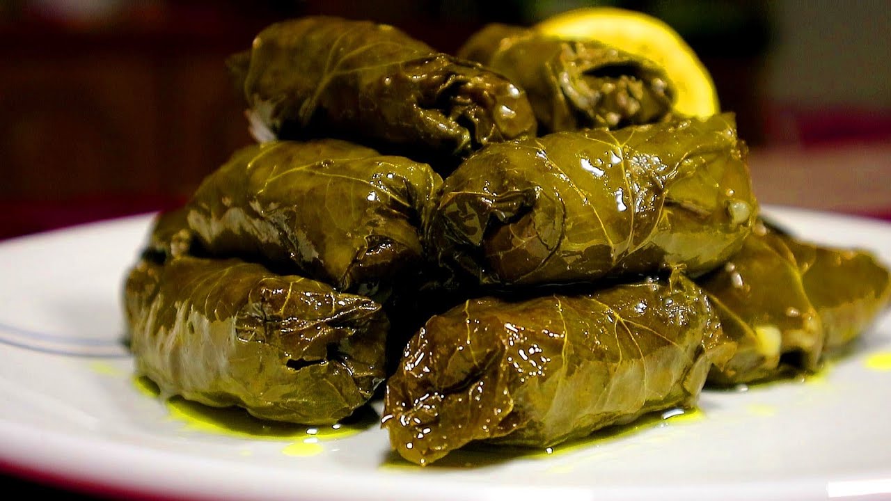 Si të gatuajmë japrak tradicional me gjethe rrushi, receta e thjeshtë