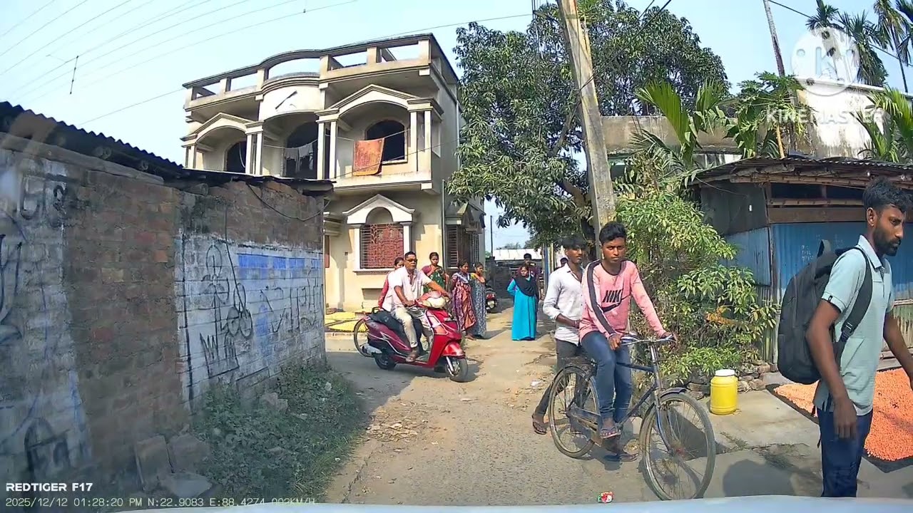 গলিতে ঢুকে ফেঁসে গেলাম।
