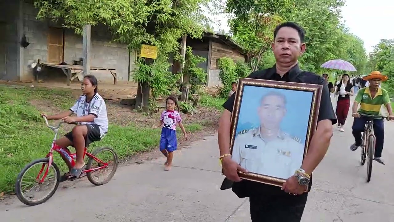 เก็บอัฐิเสร็จก็แห่อัฐิมาบ้านเพื่อบำเพ็ญกุศลอุทิศ