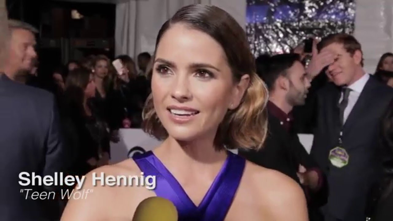 Shelley Hennig Reveals She Wants To Be A Wrestler at the People’s Choice Awards 2016