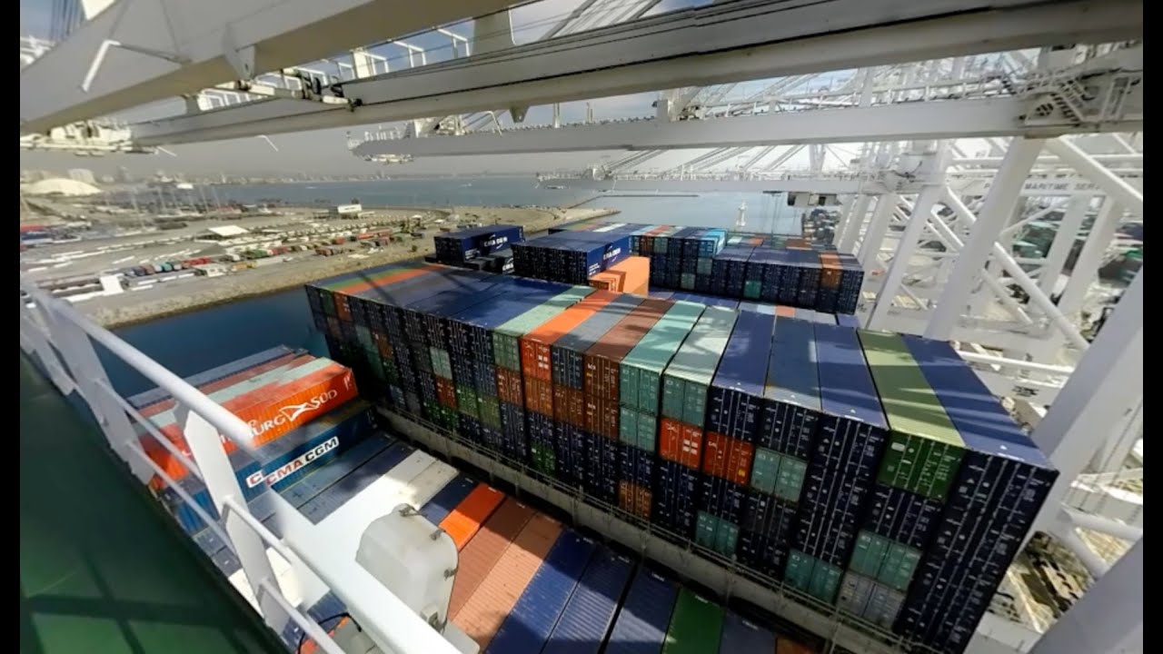 Extreme size: Explore a megaship in 360 degrees