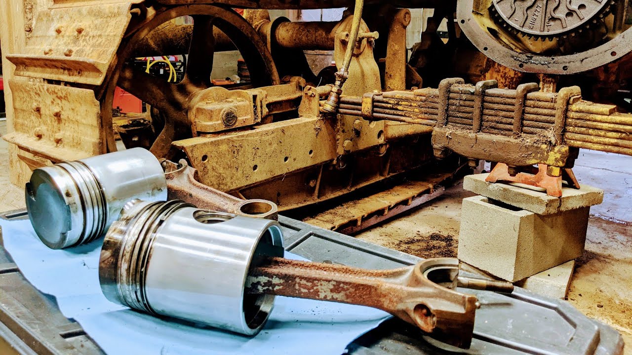 Inspection of Caterpillar D4 engine: rusted rods and pristine pistons