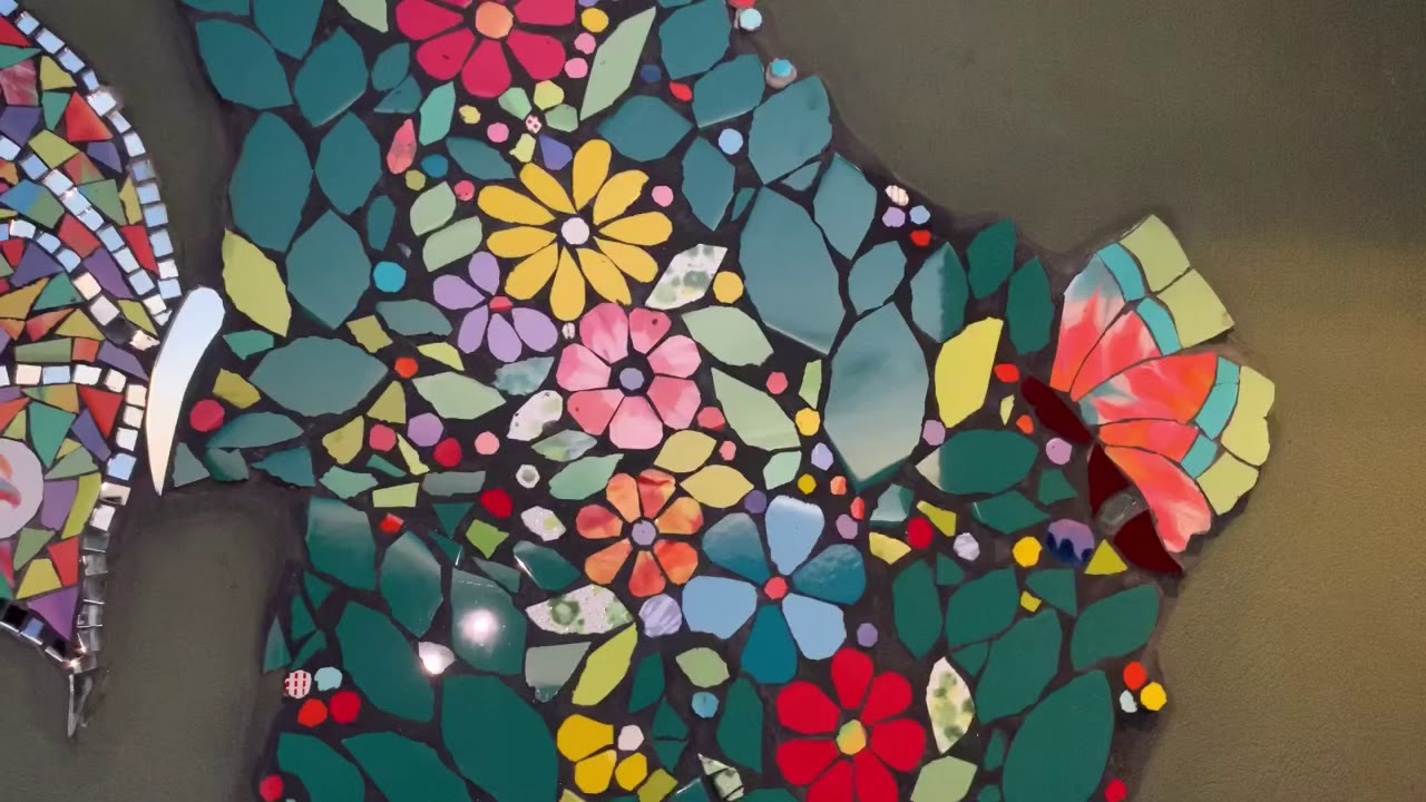 Mural en pared con mosaico. Método doble directo y directo. Mosaiquismo