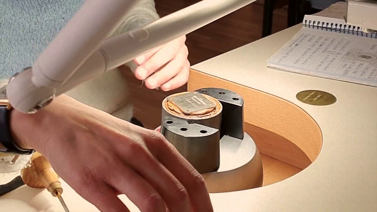 Gravure &agrave; la main, pr&eacute;sentation du boulet, Manufactor SA
