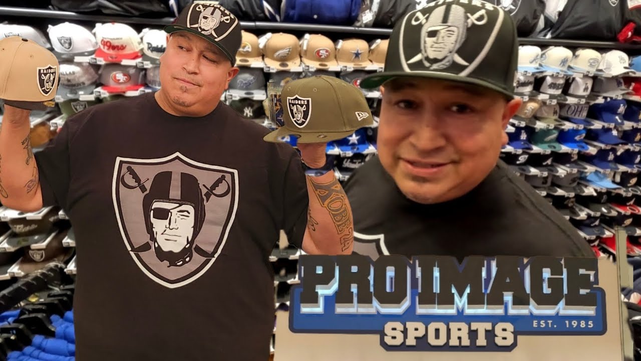 Рассматриваю кепки Raiders в магазине Pro Image в торговом центре Montebello Mall.