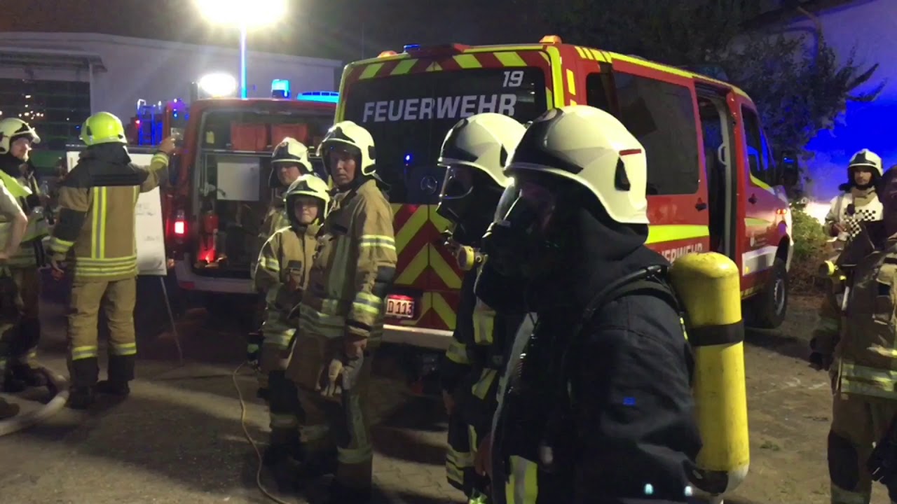 Feuerwehreinsatz bei Lagerhallenbrand in Staßfurt