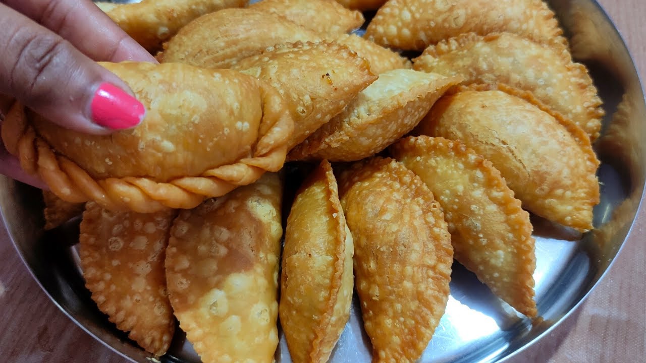सूजी की गुजिया बनाने का एकदम आसान तरीका। suji gujiya recipe in hindi। sooji ki gujiya