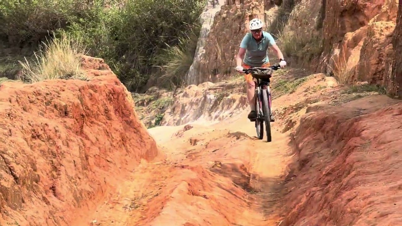 [ClubFred] MTB-Biking in Madagaskar. Camelions, Baobabs, shaky bridges and all you meet on dirtroads