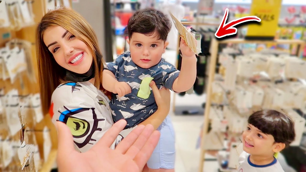 التوأم يختارو هدية لأمهم في (عيد الأم)🥰