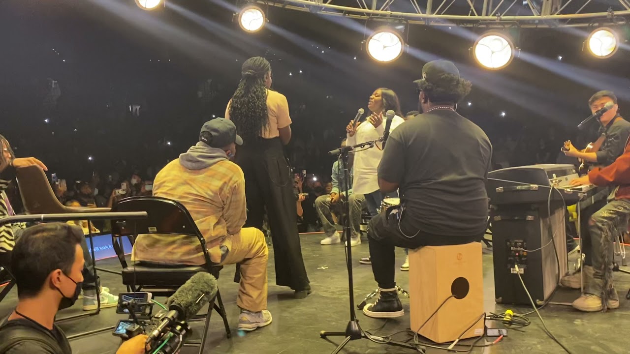 Maverick city tour 2021 Barclays NY Naomi sings with her daughter on stage ! GOD WILL WORK IT OUT .