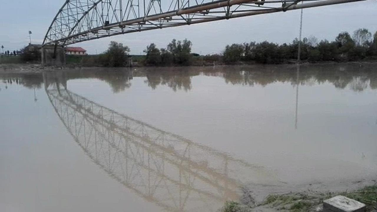 Il ponte di barche di Cortellazzo sommerso dalla piena del Piave