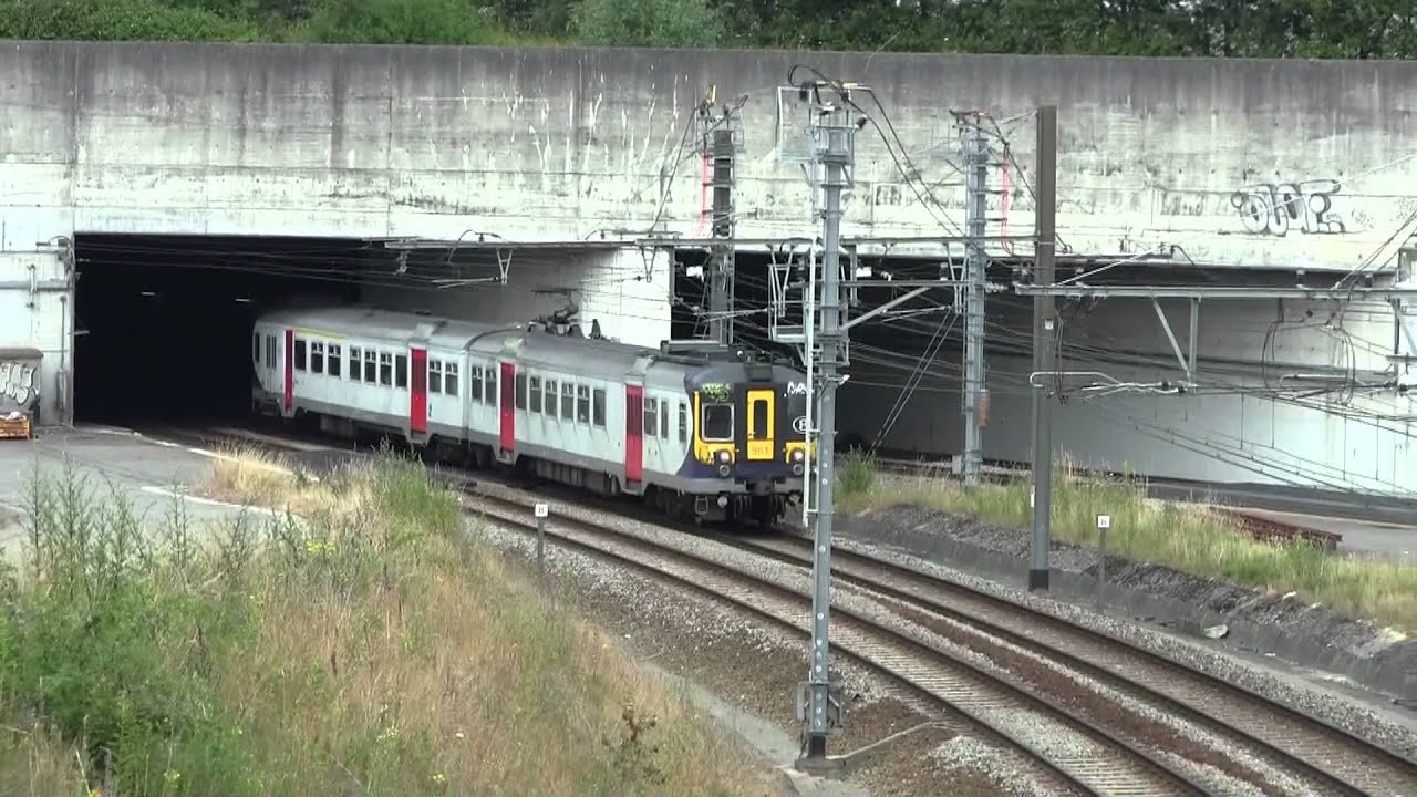 Treinen aan de inrit van Brussel-Nationaal - Luchthaven - 12/07/2013