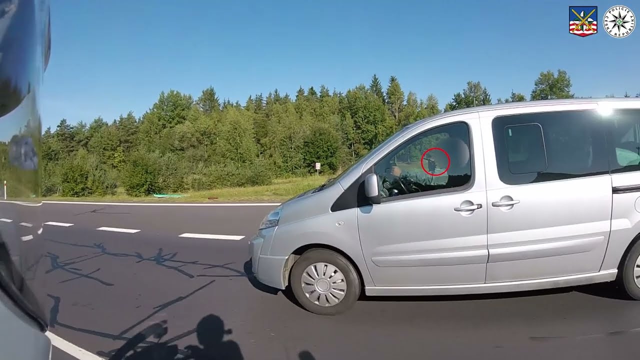 ŘIDIČI ZA VOLANTEM POUŽÍVAJÍ MOBILNÍ TELEFONY