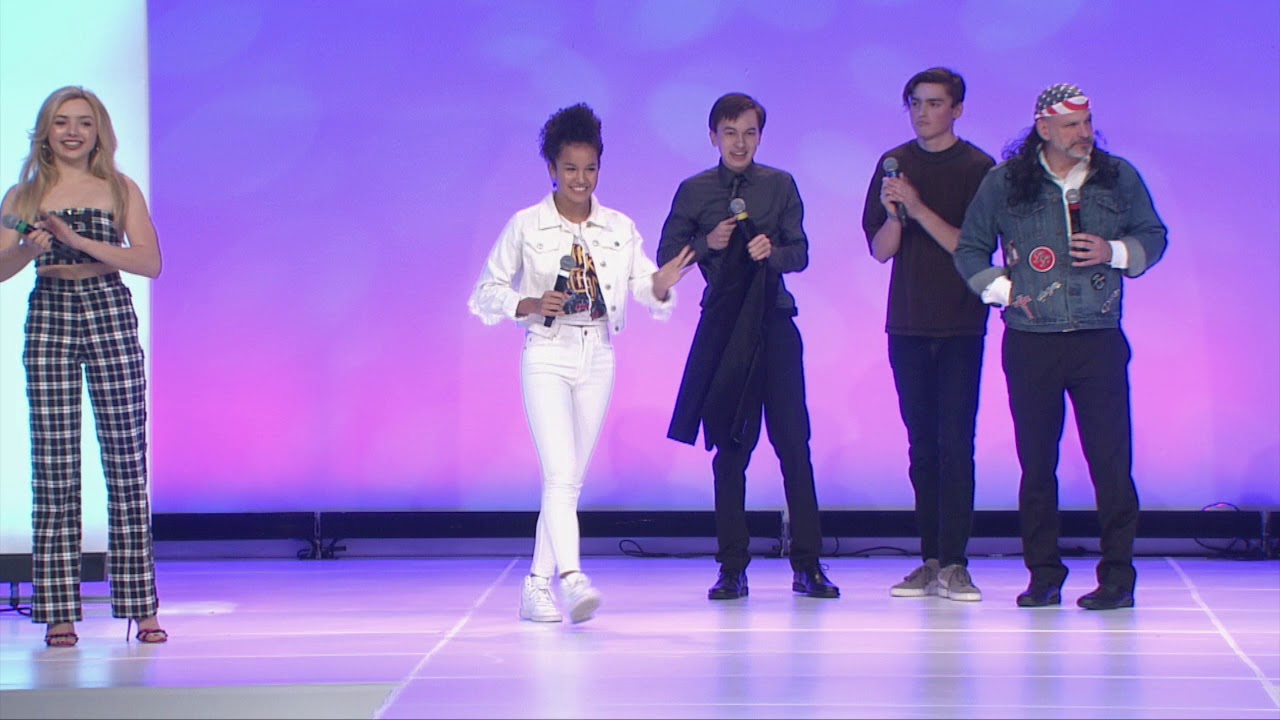 Sofia Wylie performs at Premiere in front of thousands of Guest