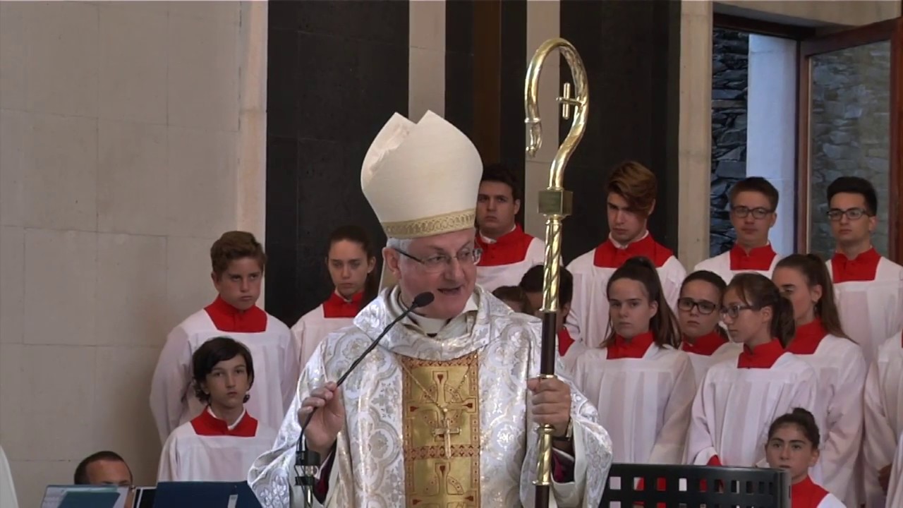 Mons.Vives rep el regal d'un bàcul en la festa de Meritxell 2018