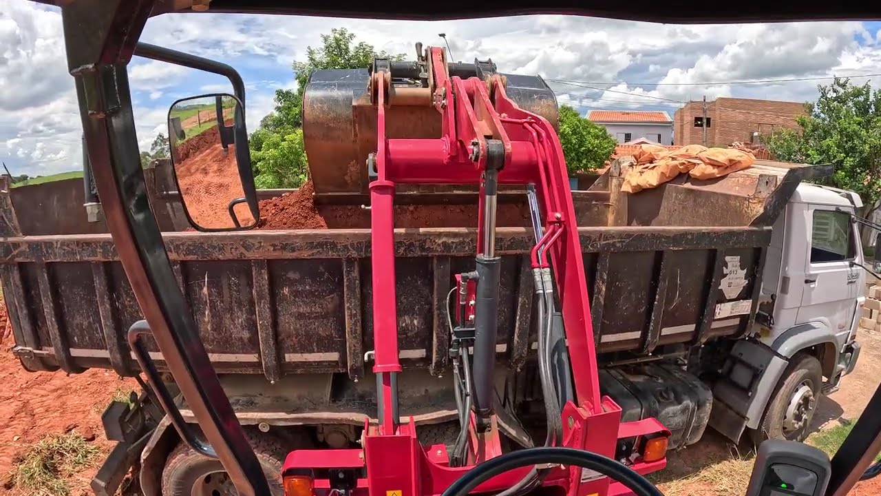 CARREGANDO CAMINHÃO COM MINI PÁ CARREGADEIRA YANMAR V3S