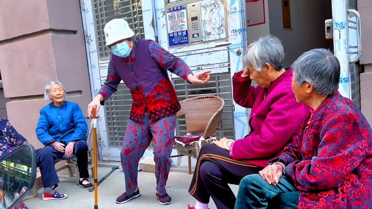 跟一群奶奶开玩笑，惹的一群人笑得前俯后仰，我就不信你不笑！#搞笑视频