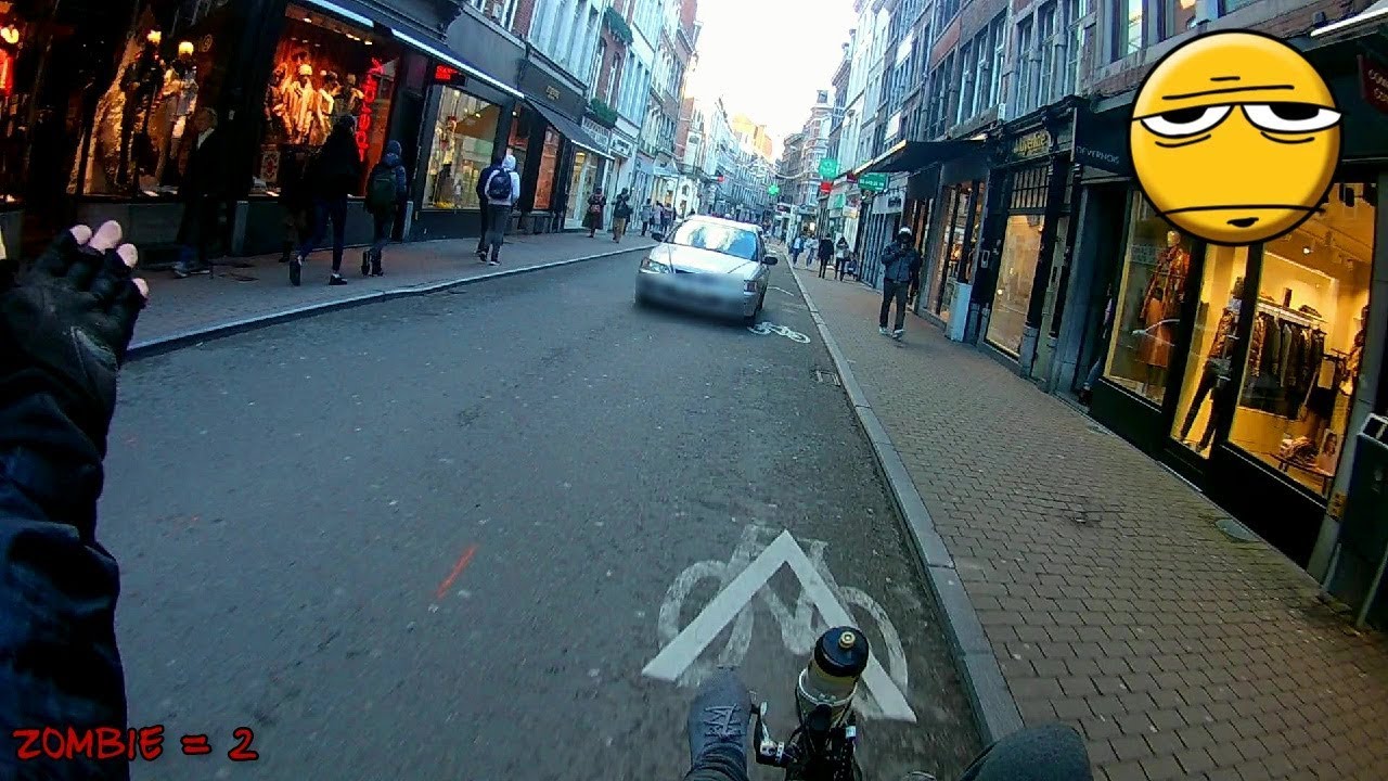 Ce cycliste ose me faire une réflexion parce que je regarde pas la route à Namur !