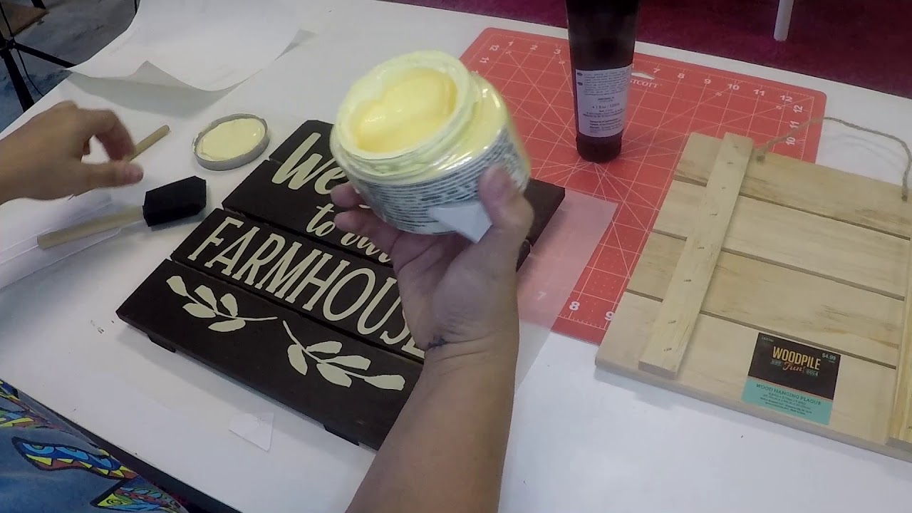 Craftmas Episode 17: Paint Vinyl Paint Method on a Wooden Sign