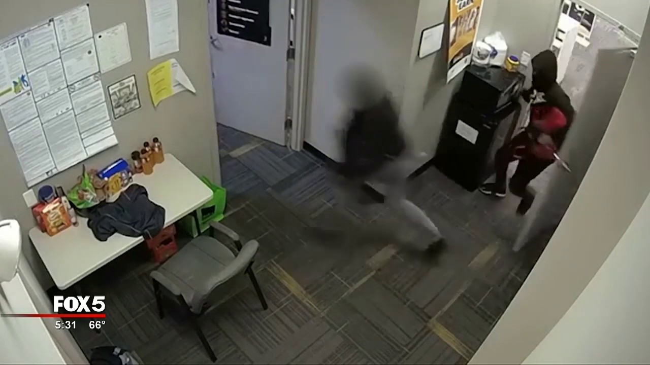 Gunman storms store, threatens clerks during robbery