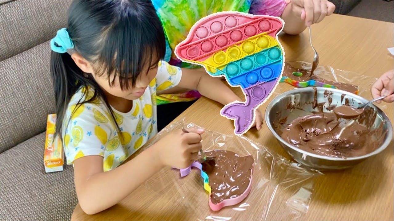 Chocolate Pop it Challenge★プッシュポップバブルの新しい使い方♪　かえであーたん