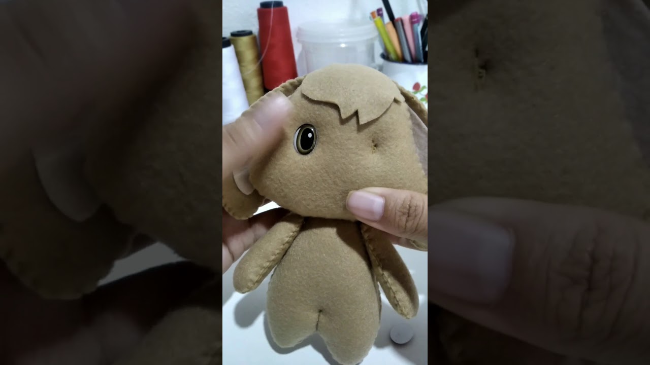Colocando olhinhos resinados em feltro