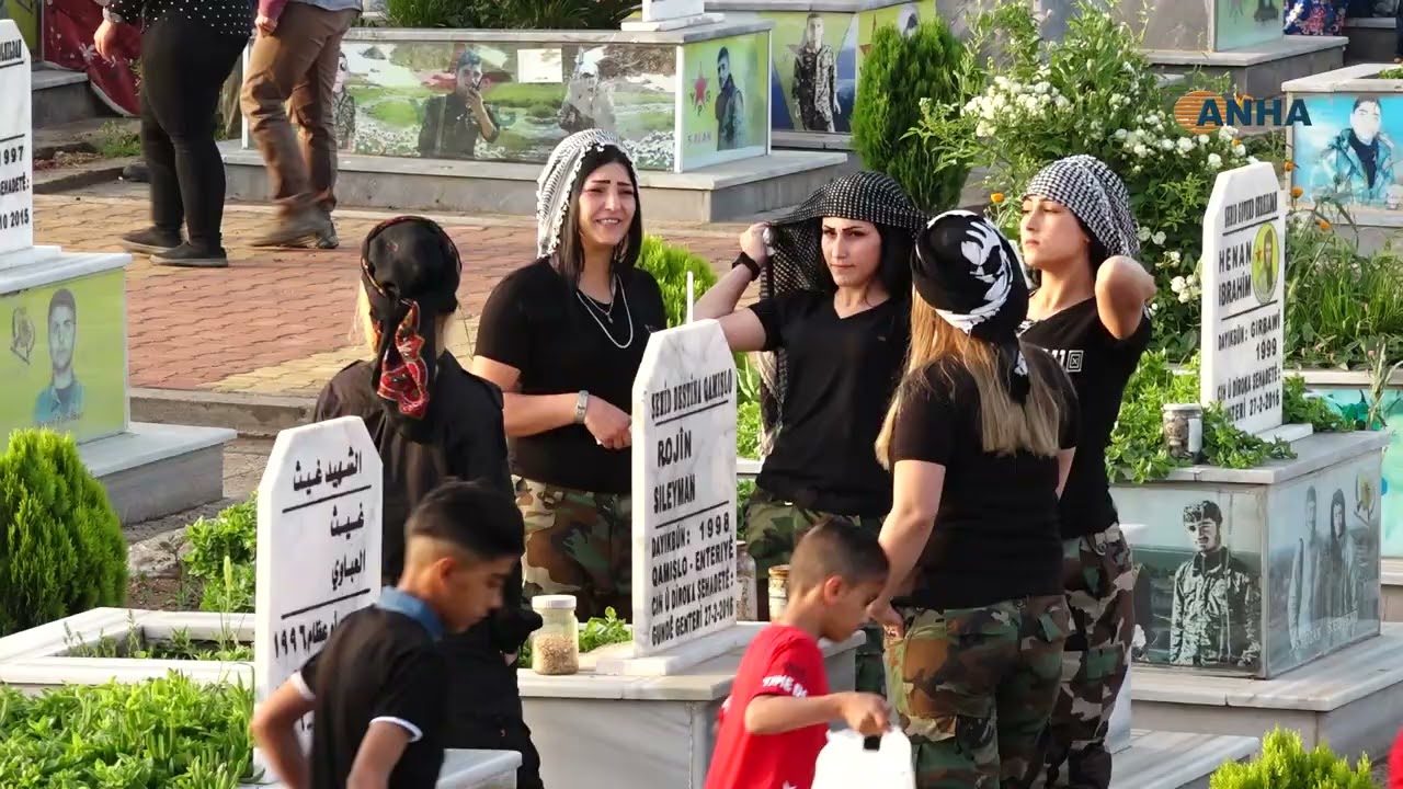 أهالي شمال وشرق سوريا يزورون أضرحة أبنائهم وبناتهم الشهداء في أول أيام العيد--قامشلو-QAMISLO